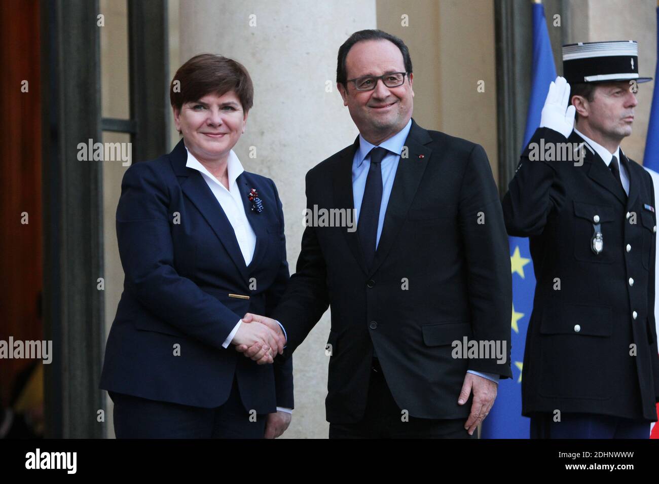 Der französische Präsident François Hollande begrüßt die polnische Premierministerin Beata Szydlo am 3. Februar 2016 im Elysée-Palast in Paris. Foto von Somer/ABACAPRESS.COM Stockfoto