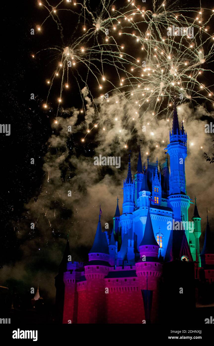 Feuerwerk rund um das berühmte Schloss. Disneyworld Florida, FL USA Stockfoto