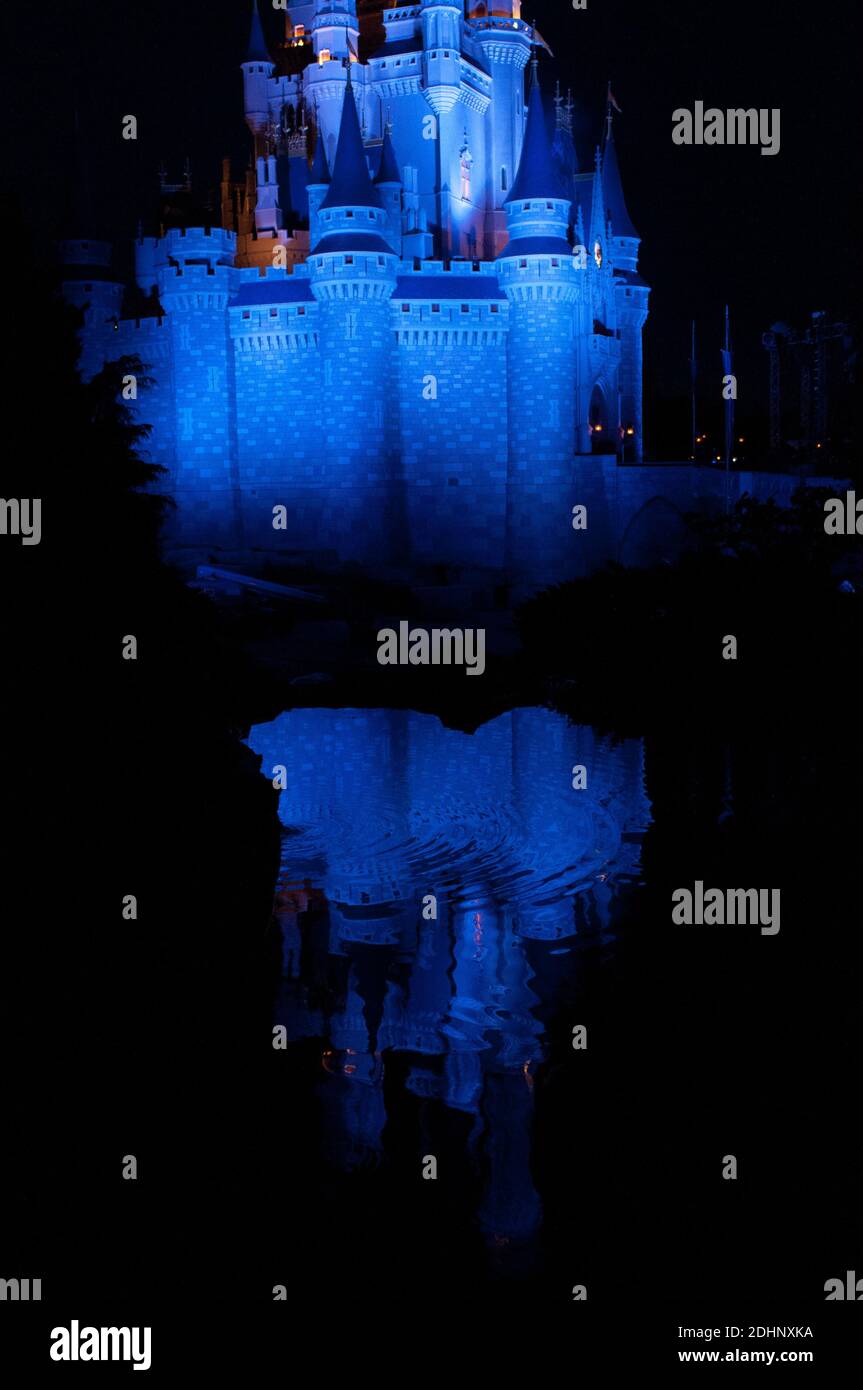 Feuerwerk rund um das berühmte Schloss. Disneyworld Florida, FL USA Stockfoto