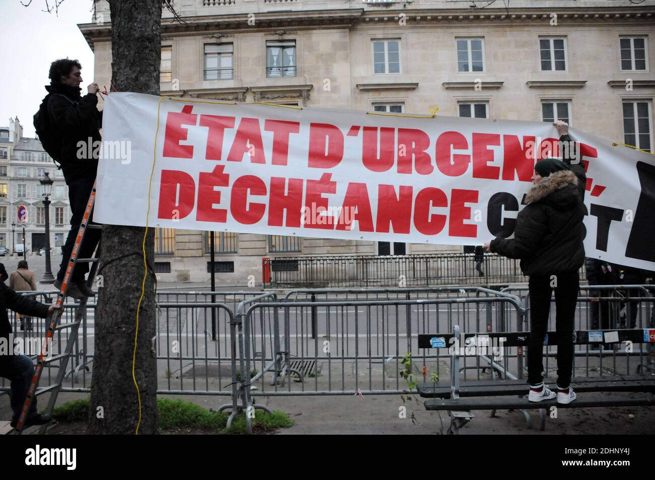 Auf einer Demonstration vor der französischen Nationalversammlung am 5. Februar in Paris, Frankreich, halten die Menschen Schilder mit der Aufschrift "Stoop the State of Emergency and the Loss of national". 2016. Organisiert von den Kollektiven 'Stop et et d'urgence' und 'Nous ne cederons pas', als französische Gesetzgeber über Verfassungsänderungen nach den Anschlägen von November in Paris debattierten. Frankreichs Gesetzgeber begannen am Freitag mit der Debatte über Verfassungsänderungen, die es Doppelstaatsangehörigen ermöglichen, ihre französische Staatsbürgerschaft in Terroranschlägen zu verlieren, und verankerten in dem Text umstrittene Maßnahmen, die nach den Anschlägen vom November in Paris eingeführt wurden Stockfoto