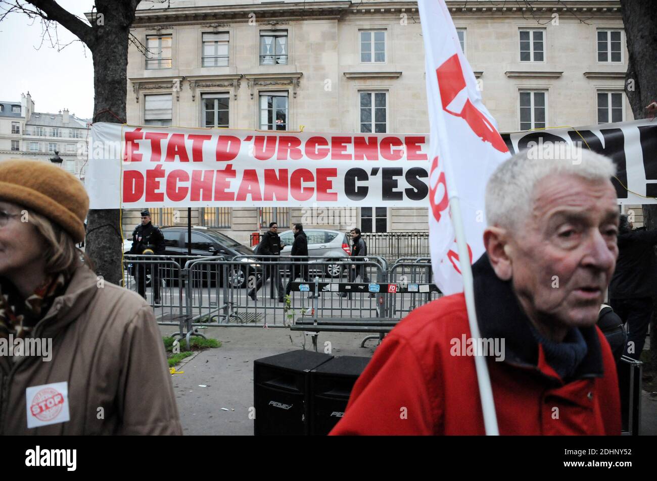 Auf einer Demonstration vor der französischen Nationalversammlung am 5. Februar in Paris, Frankreich, halten die Menschen Schilder mit der Aufschrift "Stoop the State of Emergency and the Loss of national". 2016. Organisiert von den Kollektiven 'Stop et et d'urgence' und 'Nous ne cederons pas', als französische Gesetzgeber über Verfassungsänderungen nach den Anschlägen von November in Paris debattierten. Frankreichs Gesetzgeber begannen am Freitag mit der Debatte über Verfassungsänderungen, die es Doppelstaatsangehörigen ermöglichen, ihre französische Staatsbürgerschaft in Terroranschlägen zu verlieren, und verankerten in dem Text umstrittene Maßnahmen, die nach den Anschlägen vom November in Paris eingeführt wurden Stockfoto