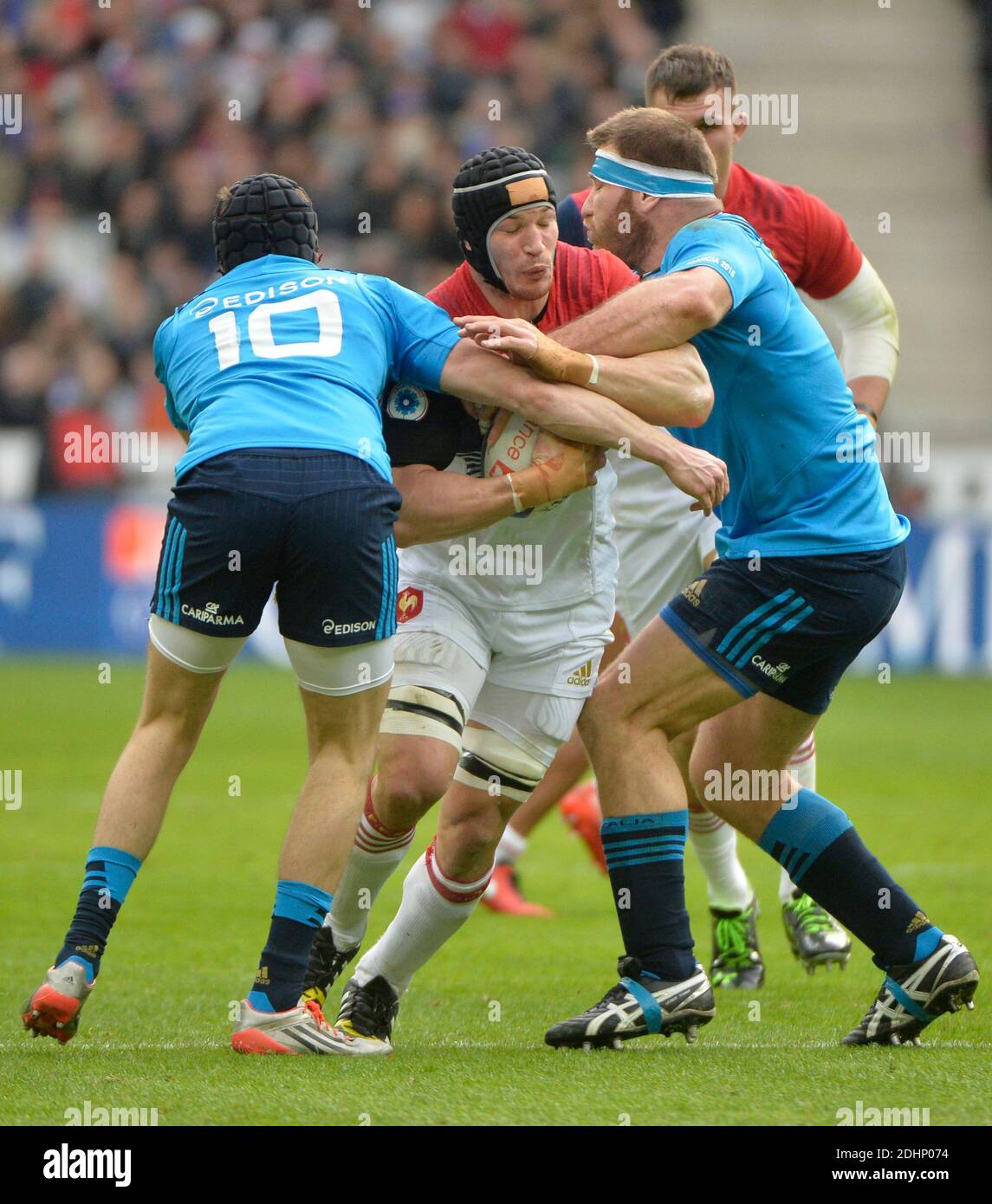 Der französische Flügel Virimi Vakatawa (2. R) wird am 6. Februar 2016 im Stade de France in Saint-Denis, nördlich von Paris, von Italiens Scrum-Halb Edoardo Gori (R) und Italiens Zentrum Gonzalo Garcia (C) beim internationalen Rugby-Union-Spiel der sechs Nationen zwischen Frankreich und Italien angegangen. Foto von Christian Liewig/ABACAPRESS.COM Stockfoto