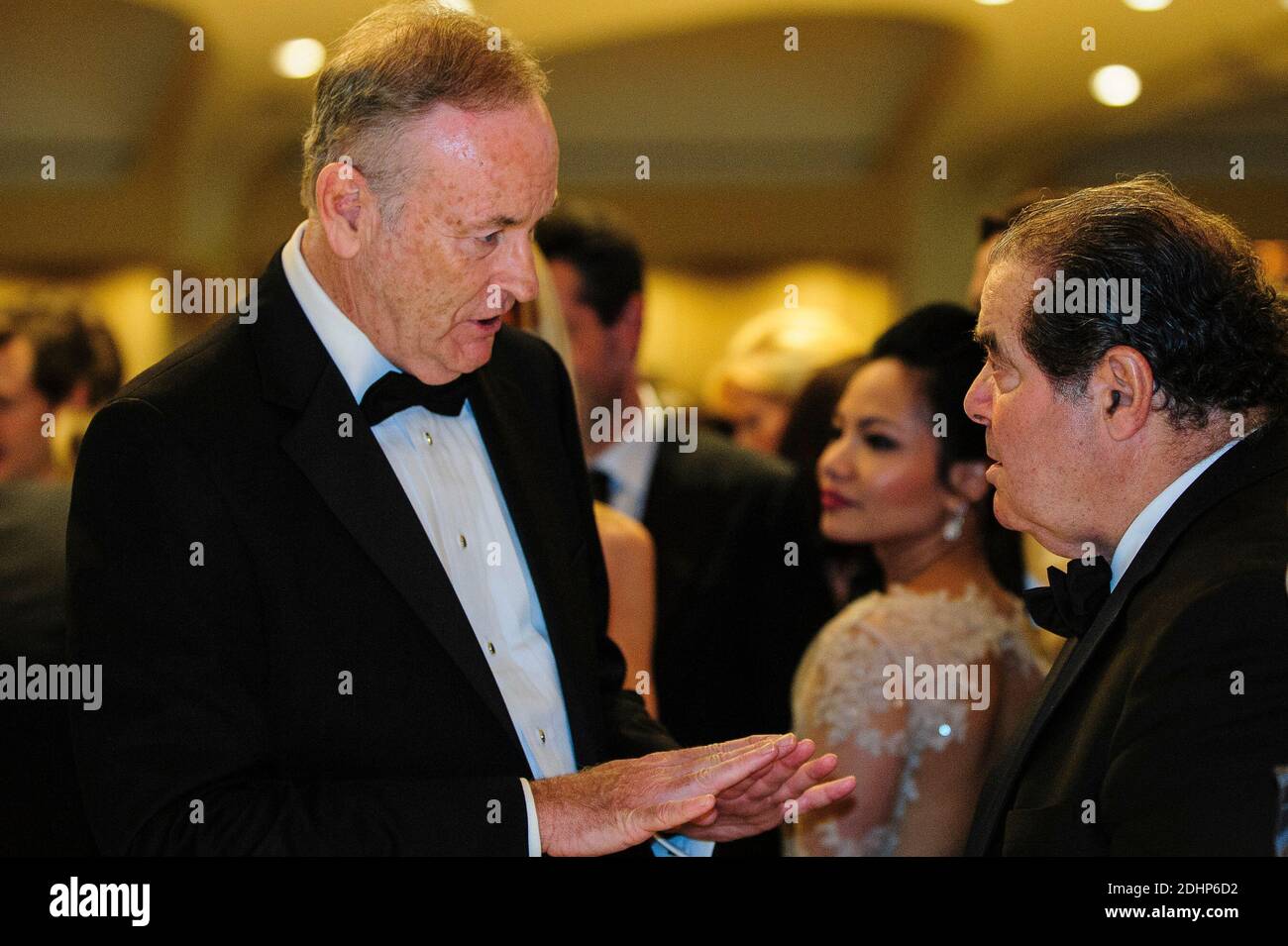 Kommentator Bill Reilly spricht mit dem Richter des Obersten Gerichtshofs Antonin Scalia beim jährlichen Dinner der White House Correspondenten' Association (WHCA) in Washington, District of Columbia, USA, am Samstag, 27. April 2013. Foto von Pete Marovich/Pool via CNP/ABACAPRESS.COM Stockfoto