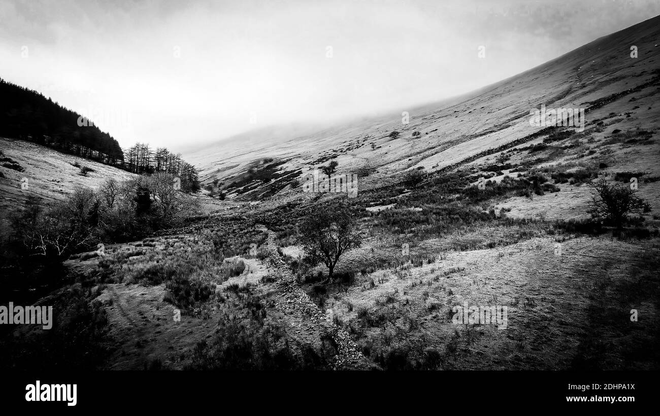 Flug über Brecon Beacons National Park in Wales - Luftaufnahme Blick in schwarz und weiß Stockfoto