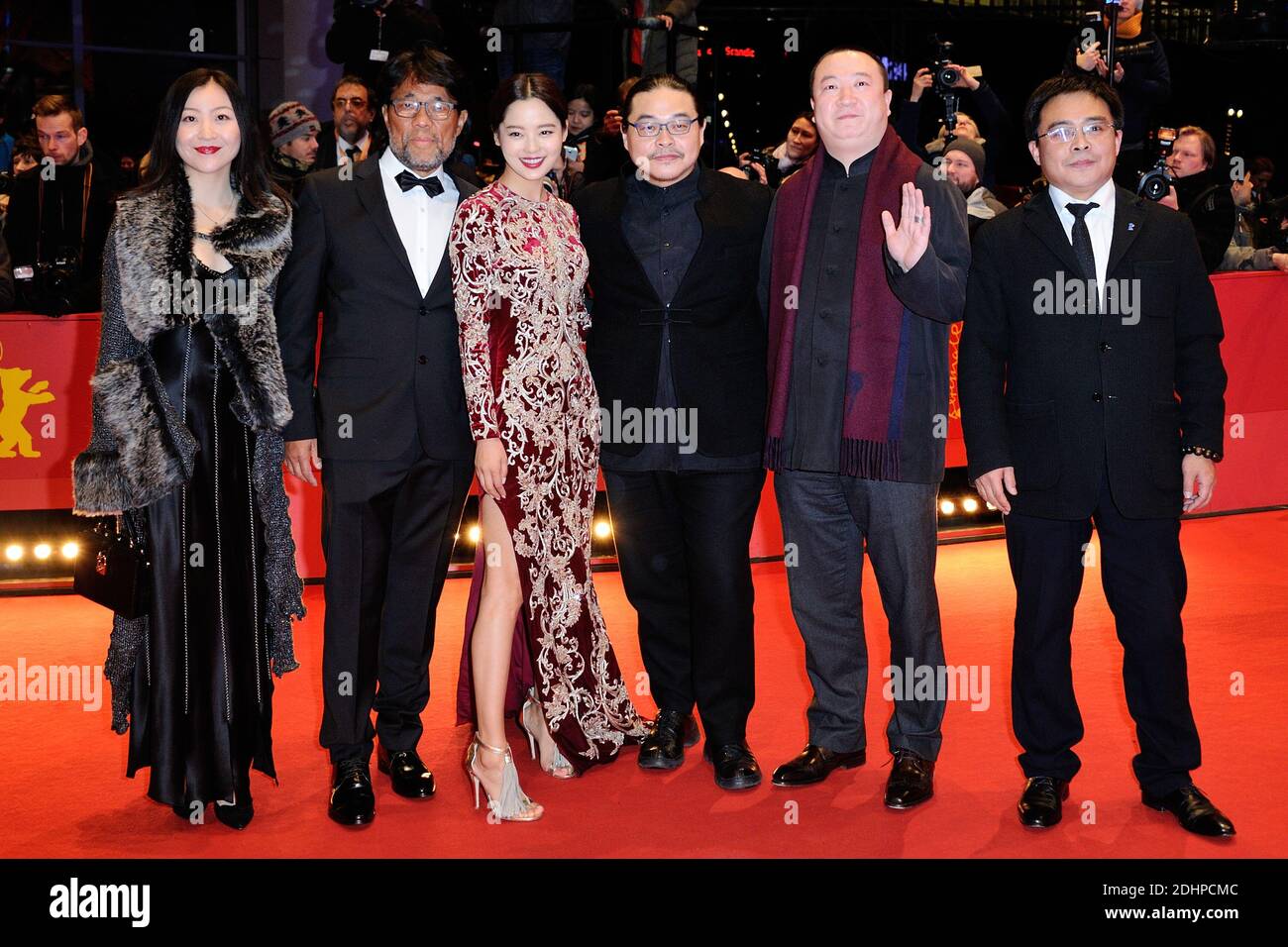 Mark Lee Ping-Bing (2. L-Kameramann von 'Chang Jiang TU' mit Silberner Bär für herausragende künstlerische Leistungen ausgezeichnet), Xin Zhi Lei (3. L), Regisseur Yang Chao (3. R) beim Roten Teppich vor der Abschlussfeier während der 66. Berlinale, Internationale Filmfestspiele Berlin, Deutschland am 20. Februar 2016. Foto von Aurore Marechal/ABACAPRESS.COM Stockfoto