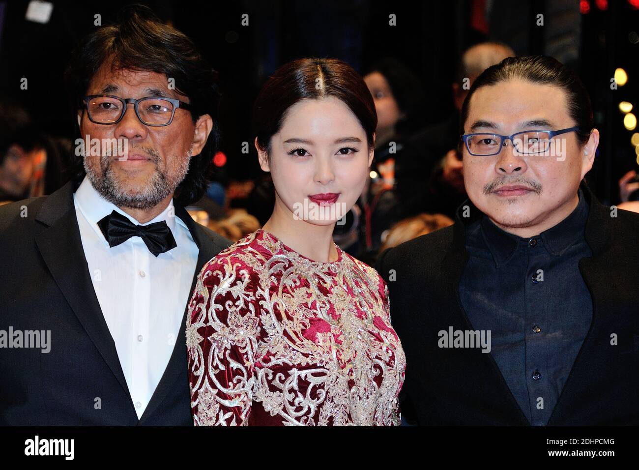 Mark Lee Ping-Bing (L-Kameramann von 'Chang Jiang TU' mit dem Silbernen Bären für herausragende künstlerische Leistungen ausgezeichnet), Xin Zhi Lei und Regisseur Yang Chao (R) waren vor der Abschlussfeier der 66. Berlinale, Internationale Filmfestspiele Berlin, Deutschland, am 20. Februar 2016 auf dem Roten Teppich. Foto von Aurore Marechal/ABACAPRESS.COM Stockfoto