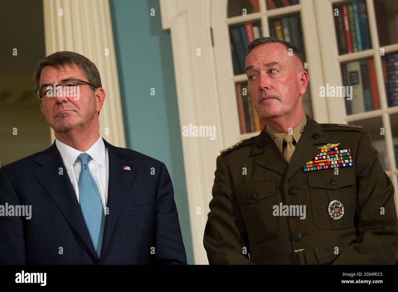 L an R, Verteidigungsminister Ash Carter und Vorsitzender der Joint Chiefs of Staff General Joseph Dunford sehen sich als US-Präsident Barack Obama an, als er nach einem Treffen mit seinem Nationalen Sicherheitsrat im Außenministerium am 25. Februar 2016 in Washington, DC, USA, eine Erklärung abgibt. Im Mittelpunkt des Treffens standen die Lage mit ISIS und Syrien sowie andere regionale Fragen. Foto von Drew Angerer/Pool/ABACAPRESS.COM Stockfoto