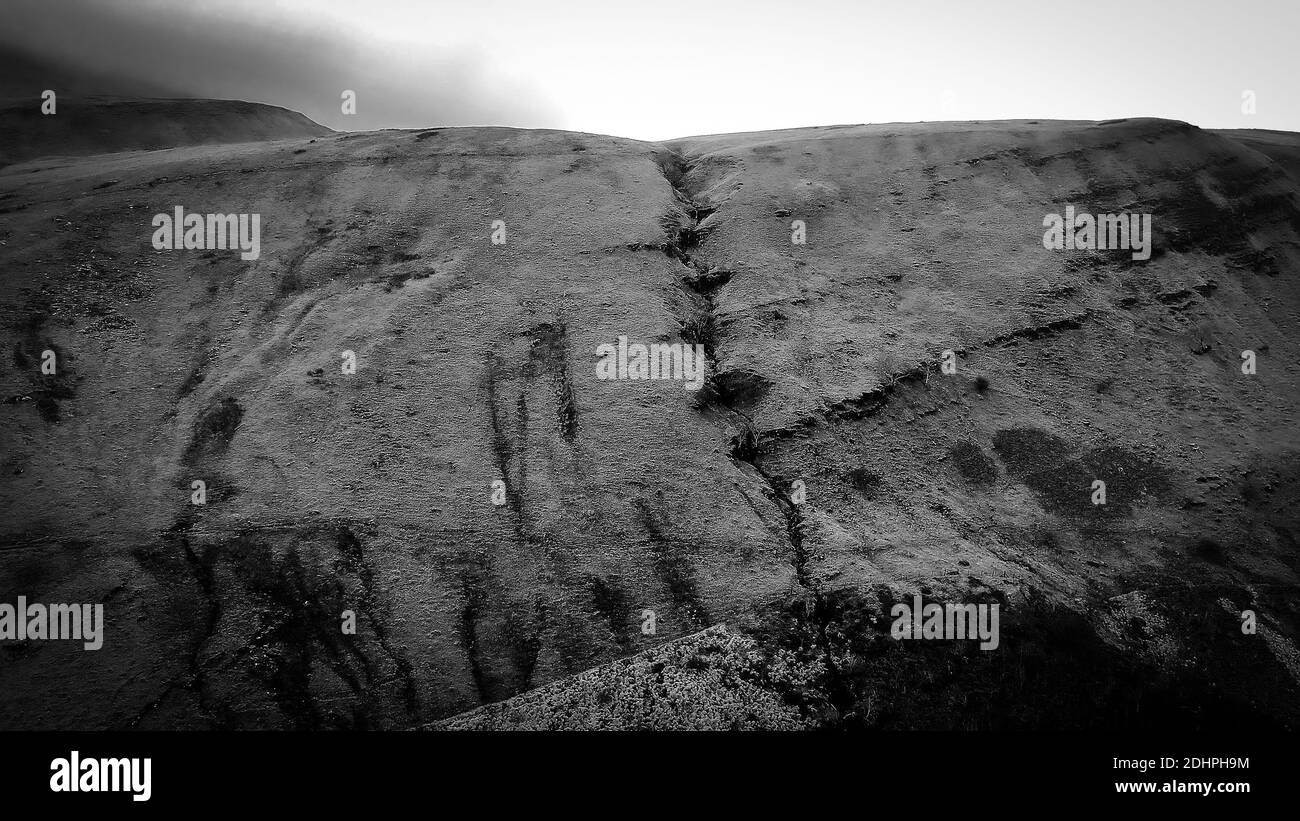 Die atemberaubende Landschaft des Brecon Beacons National Park in Wales In schwarz und weiß Stockfoto