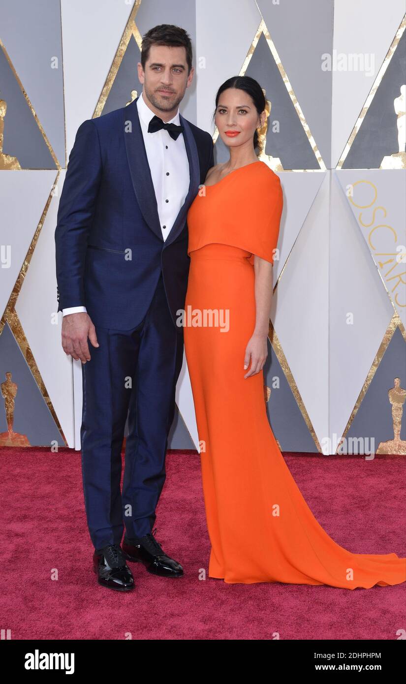 (L-R) Aaron Rodgers und Olivia Munn nehmen an den 88. Academy Awards in Los Angeles, CA, USA, 28. Februar 2016 Teil. Foto von Lionel Hahn/ABACAPRESS.COM Stockfoto