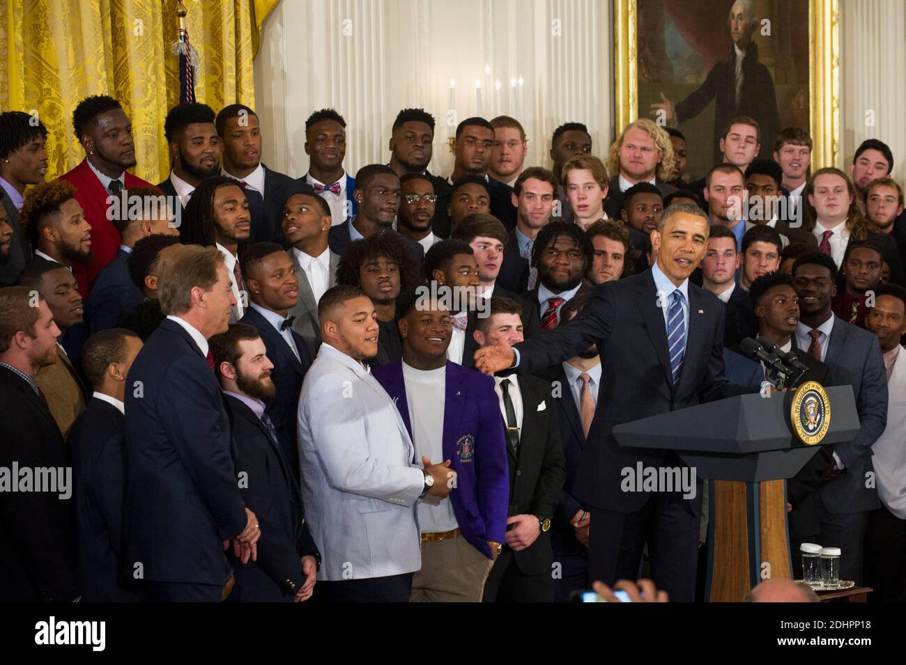 US-Präsident Barack Obama (rechts) ehrt Alabama-Cheftrainer Nick Saban (links) und den 2015- 2016 College Football Playoff National Champion Alabama Crimson Tide im East Room im Weißen Haus in Washington, DC, USA, Mittwoch, 2. März 2016. Foto von Rod Lampey/Pool/ABACAPRESS.COM Stockfoto