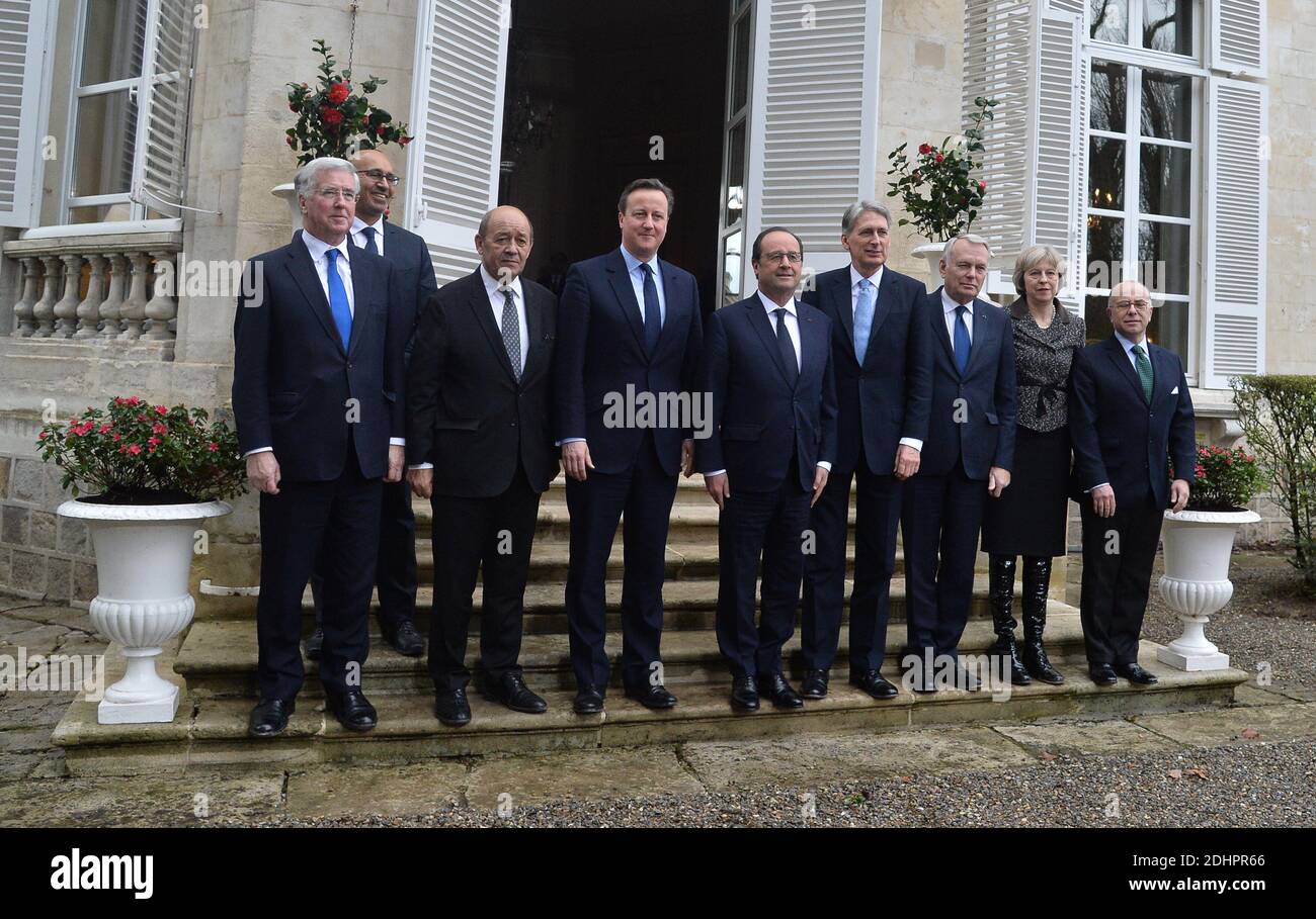 (L-R) britischer Verteidigungsminister Michael Fallon, französischer Staatssekretär für europäische Angelegenheiten Harlem Desir, französischer Verteidigungsminister Jean-Yves Le Drian, britischer Premierminister David Cameron, französischer Präsident Francois Hollande, britischer Außenminister Philip Hammond, französischer Minister für auswärtige Angelegenheiten und internationale Entwicklung Jean-Marc Ayrault, Die britische Innenministerin Theresa May und der französische Innenminister Bernard Cazeneuve posieren für ein Familienfoto in den Gärten der Präfektur Somme nach dem 34. Französisch-britischen Gipfel, der von Präsident Hollande in Amiens im Norden veranstaltet wurde Stockfoto