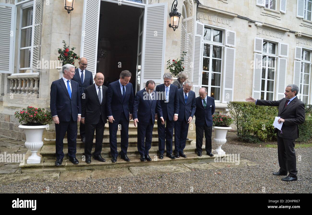 (L-R) britischer Verteidigungsminister Michael Fallon, französischer Staatssekretär für europäische Angelegenheiten Harlem Desir, französischer Verteidigungsminister Jean-Yves Le Drian, britischer Premierminister David Cameron, französischer Präsident Francois Hollande, britischer Außenminister Philip Hammond, französischer Minister für auswärtige Angelegenheiten und internationale Entwicklung Jean-Marc Ayrault, Die britische Innenministerin Theresa May und der französische Innenminister Bernard Cazeneuve posieren für ein Familienfoto in den Gärten der Präfektur Somme nach dem 34. Französisch-britischen Gipfel, der von Präsident Hollande in Amiens im Norden veranstaltet wurde Stockfoto