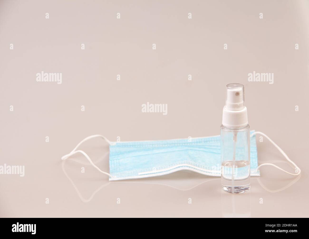 Einwegmaske Und Desinfektionsmittel Für Den Beutel Als Corona Protection Stockfoto