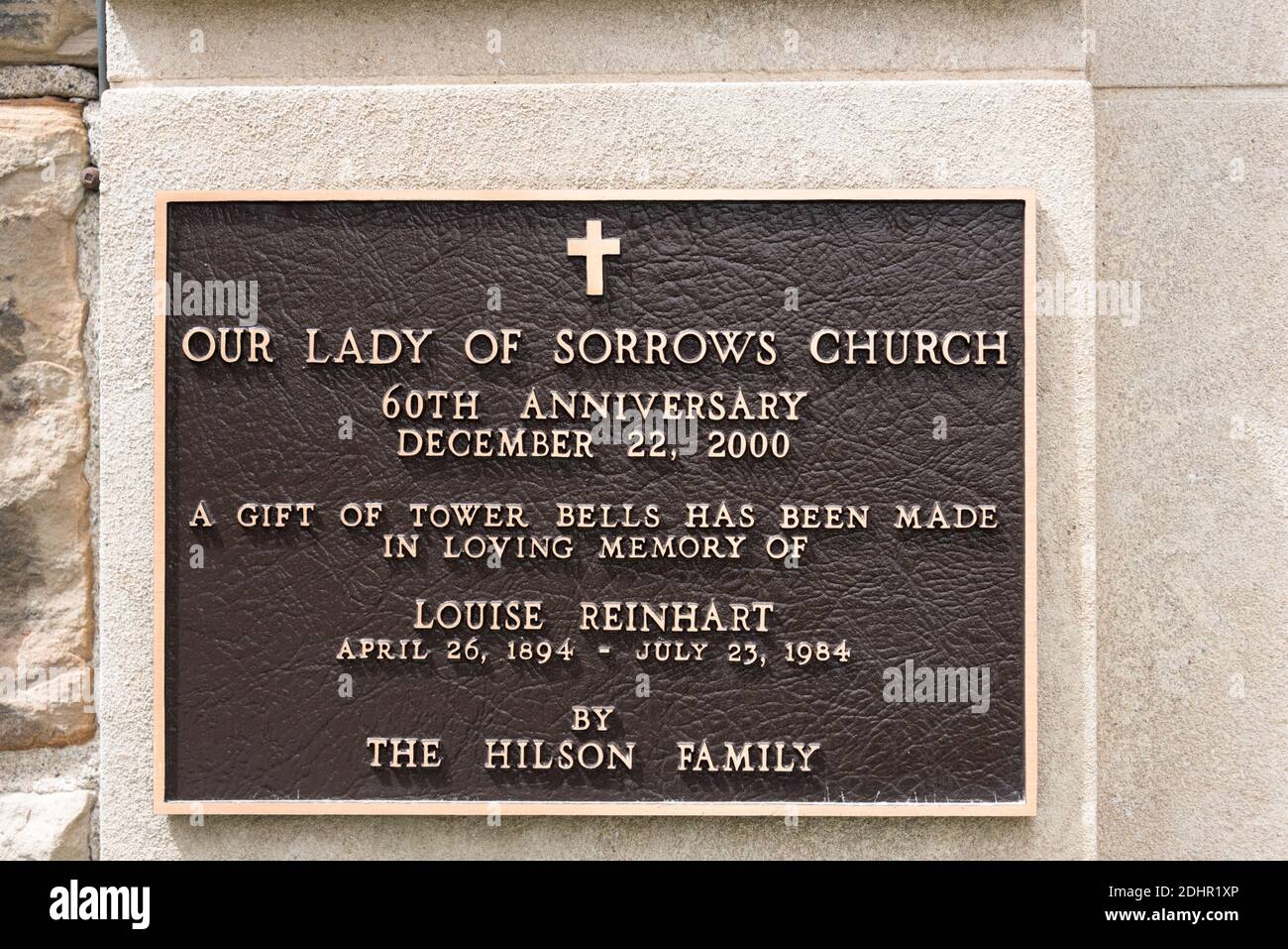 Historische Gedenktafel zum 60. Jahrestag der römisch-katholischen Kirche unserer Lieben Frau von Leiden in der Bloor Street West, Toronto, Kanada Stockfoto