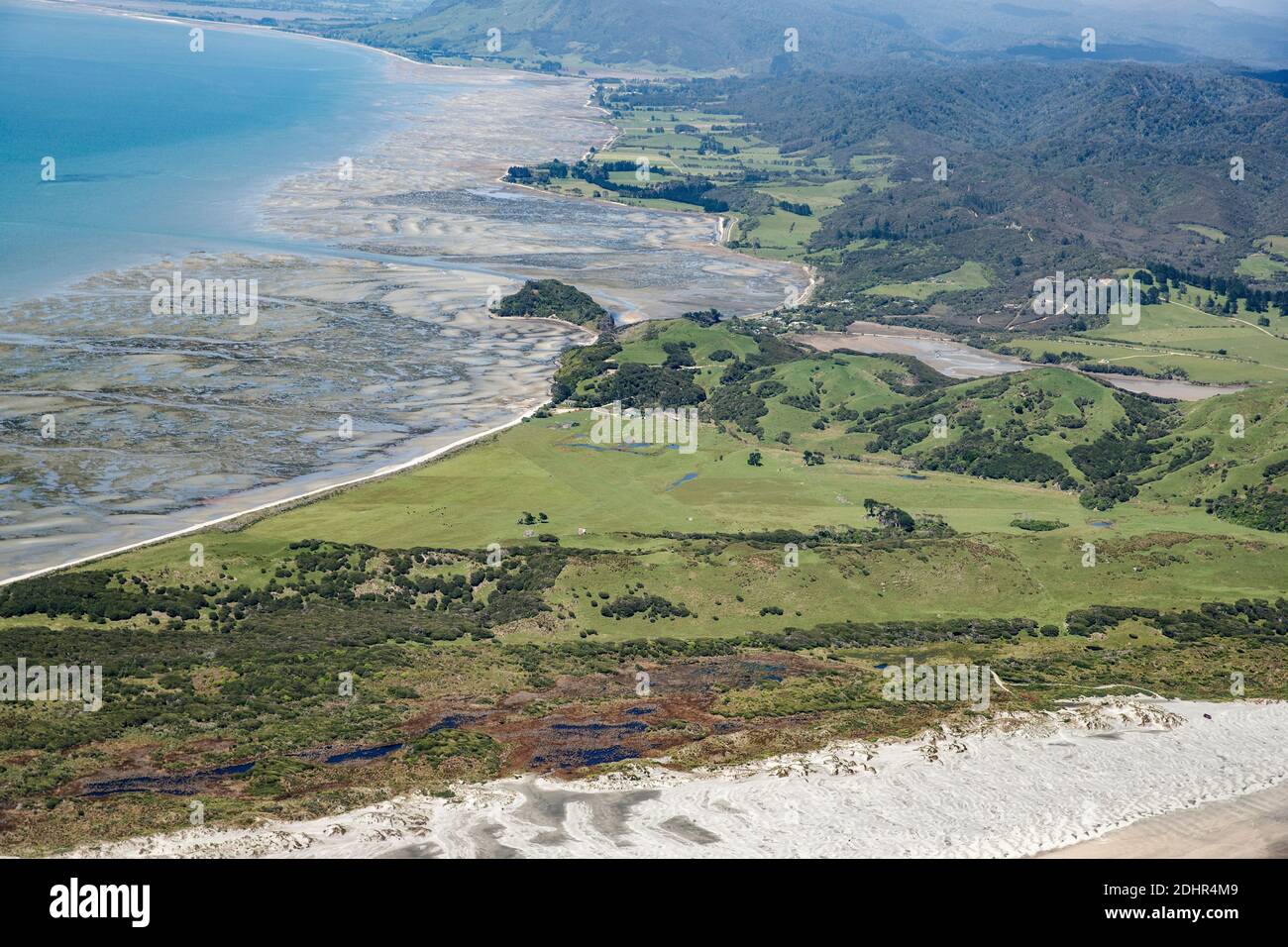 Luftaufnahme von Golden Bay und Farewell Spit, Nelson, Tasman, Neuseeland, Samstag, 21. November 2020. Stockfoto