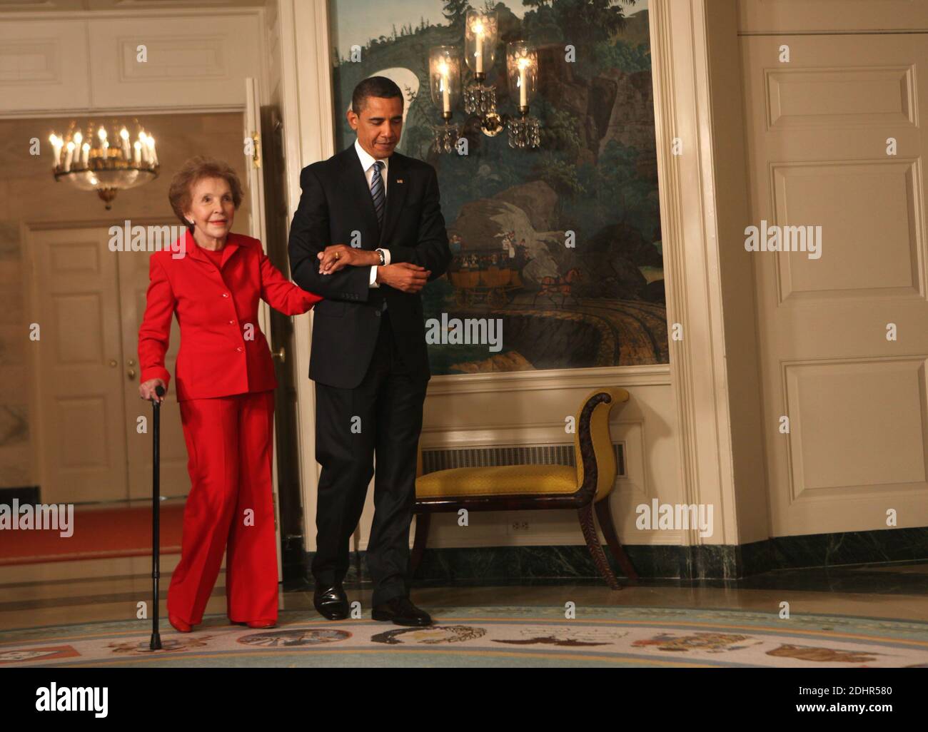 Datei Foto : Washington, DC - 2. Juni 2009 -- US-Präsident Barack Obama begleitet die ehemalige First Lady Nancy Reagan zur Unterzeichnung des Ronald Reagan Centennial Commission Act im Diplomatischen Empfangsraum des Weißen Hauses am Dienstag, 2. Juni 2009.Quelle: Dennis Brack / Pool über CNP/ABACAPRESS.COM Stockfoto