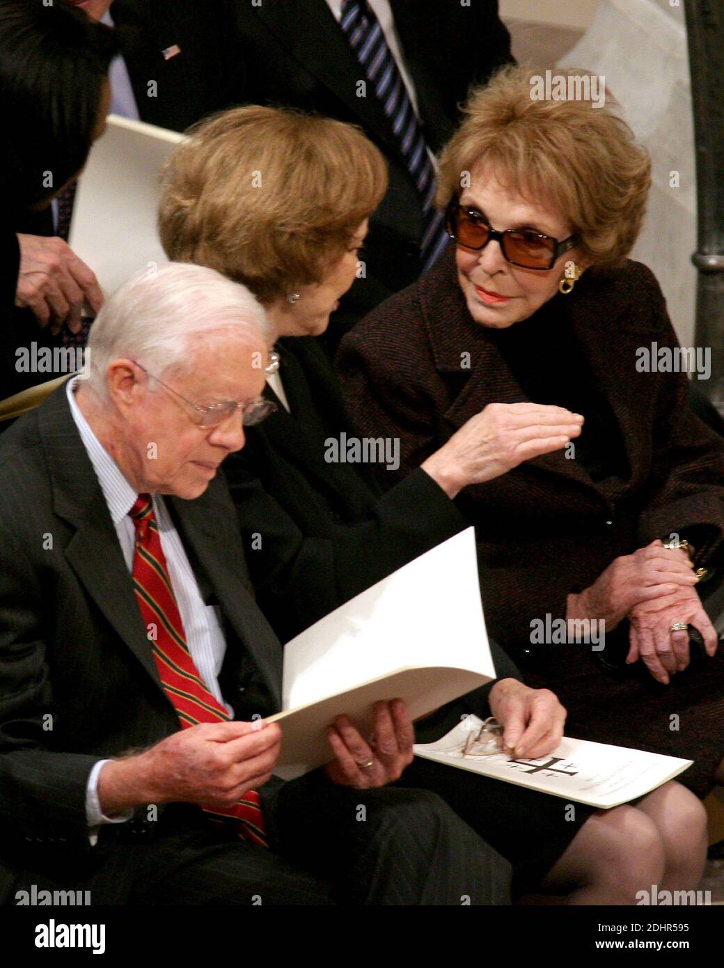 File photo : ehemalige First Lady Nancy Reagan, rechts, teilt einige Gedanken mit ehemaligen First Lady Roslyn Carter, Mitte, als ehemaliger US-Präsident Jimmy Carter, links, schaut über das Programm vor dem State Funeral für den ehemaligen US-Präsident Gerald R. Ford in der Washington National Cathedral, In Washington, D.C. am Dienstag, 2. Januar 2007.Kredit: Ron Sachs / CNP/ABACAPRESS.COM [ANMERKUNG: Keine New York Metro oder andere Zeitungen innerhalb eines Radius von 75 Meilen von New York City] Stockfoto