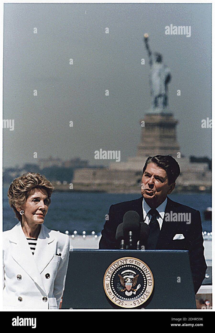 Datei Foto : US-Präsident Ronald Reagan hält eine Rede zum 100. Jahrestag der Freiheitsstatue, Governor's Island, New York am 4. Juli 1986. Links ist First Lady Nancy Reagan.Quelle: White House via CNP/ABACAPRESS.COM Stockfoto
