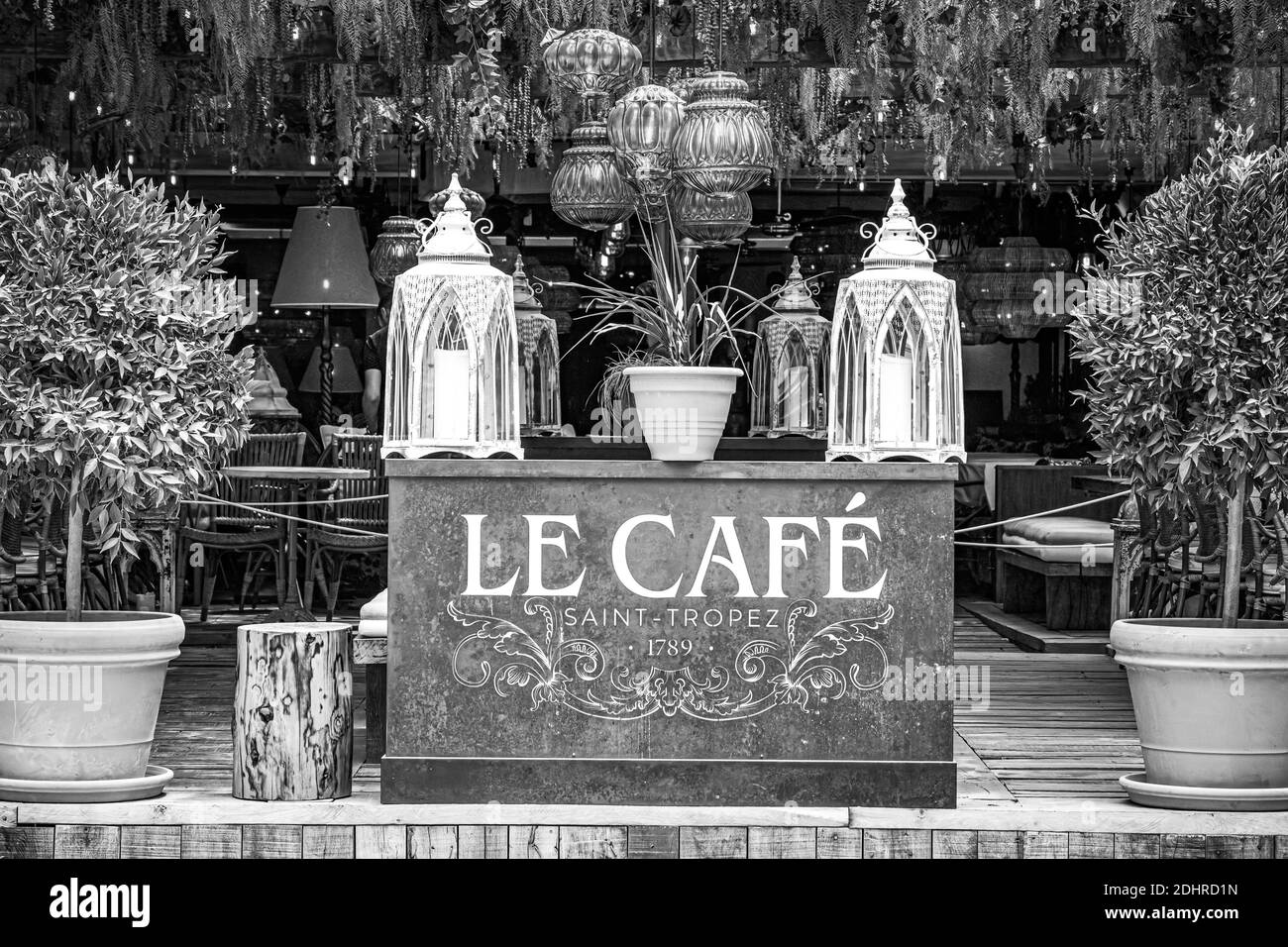 Wunderschönes Cafe in Saint Tropez - ST TROPEZ. FRANKREICH - 13. JULI 2020 Stockfoto