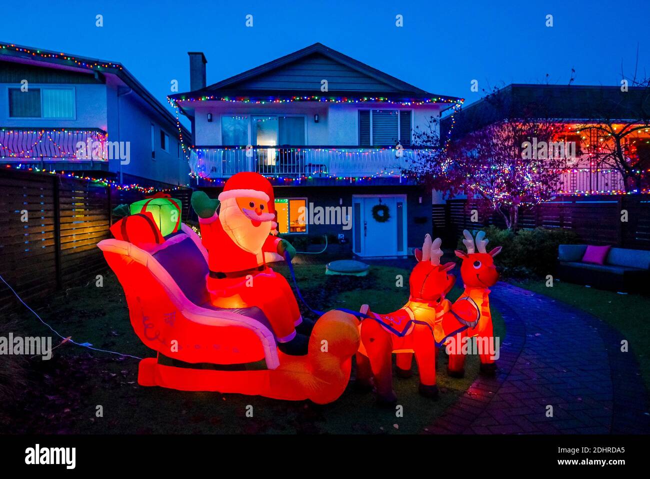 Weihnachtsmann mit Schlitten und Rentiere, Weihnachtsbeleuchtung, Trinity Street, Vancouver, British Columbia, Kanada Stockfoto