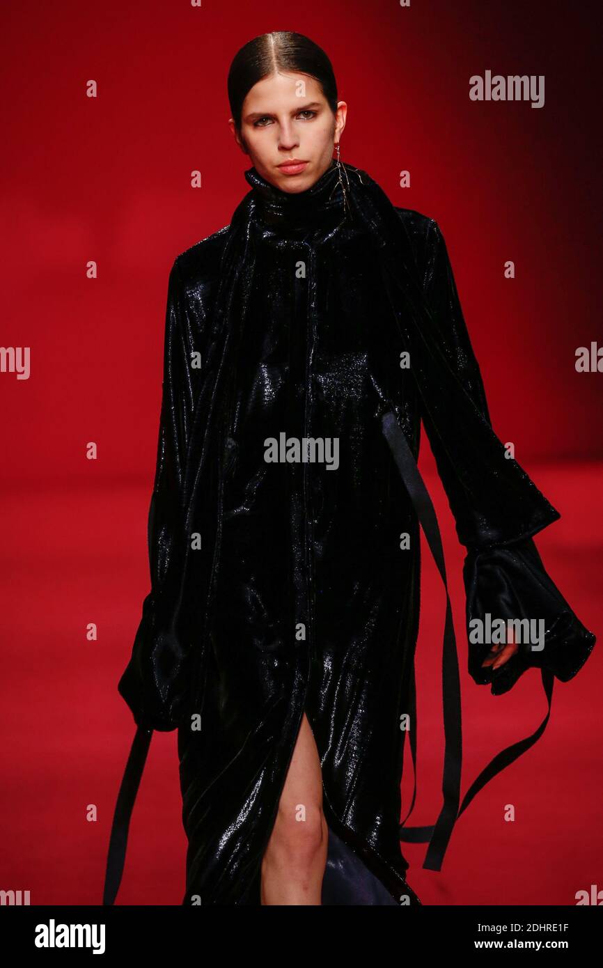 Ein Model läuft während der Veronique Branquinho Show im Rahmen der Paris Fashion Week Herbst/Winter 2016/17 am 8. März 2016 in Paris, Frankreich, auf der Piste. Foto von Alain Gil Gonzalez/ABACAPRESS.COM Stockfoto