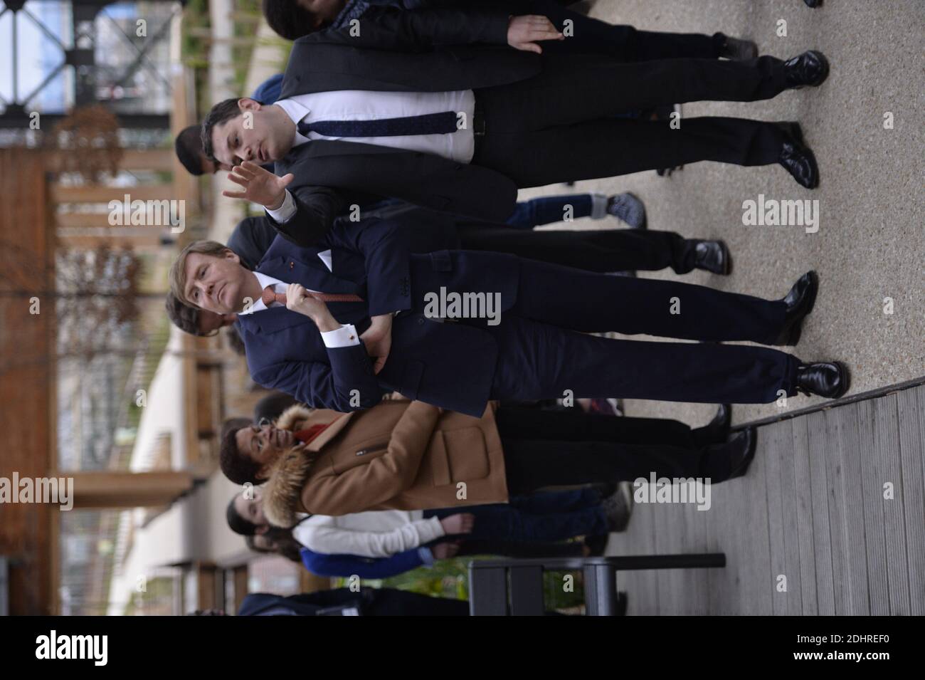 König Willem-Alexander von den Niederlanden bei einem Treffen mit Jugendlichen, die an Bildungsprojekten der Anne Franck Stiftung teilnahmen, um Toleranz, Freiheit und Gleichheit in Bezug auf die Lilian Thuram Stiftung zu diskutieren, in Halle Pajol in Paris, Frankreich am 10. März 2016. Das Königspaar ist auf einem zweitägigen Staatsbesuch in Frankreich. Foto von Nicolas Gouhier/ABACAPRESS.COM Stockfoto