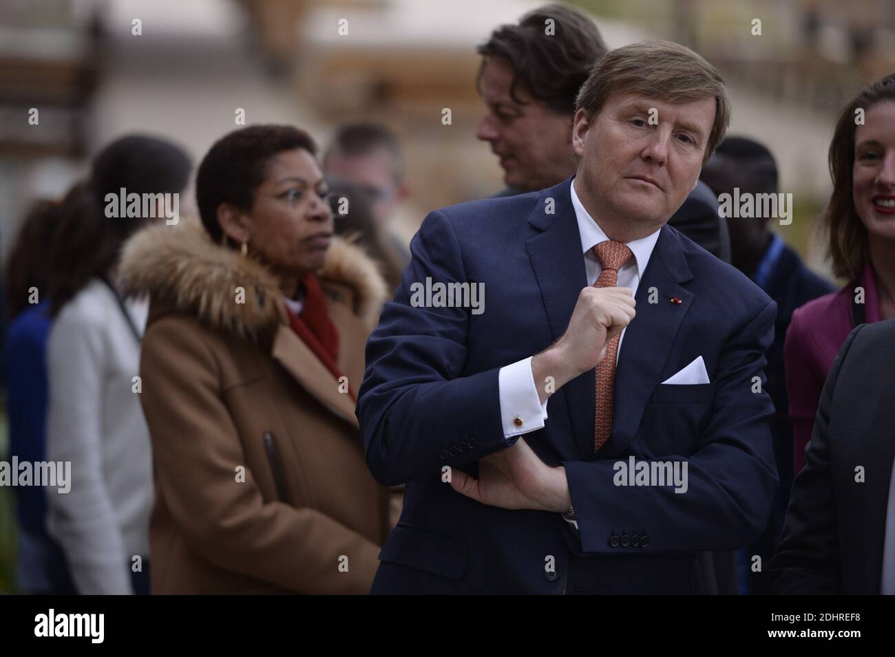 König Willem-Alexander von den Niederlanden bei einem Treffen mit Jugendlichen, die an Bildungsprojekten der Anne Franck Stiftung teilnahmen, um Toleranz, Freiheit und Gleichheit in Bezug auf die Lilian Thuram Stiftung zu diskutieren, in Halle Pajol in Paris, Frankreich am 10. März 2016. Das Königspaar ist auf einem zweitägigen Staatsbesuch in Frankreich. Foto von Nicolas Gouhier/ABACAPRESS.COM Stockfoto