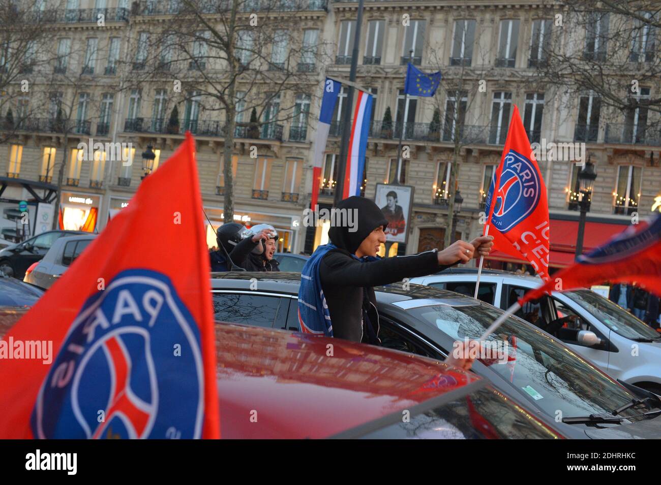 Fans und Fans von Paris Saint-germain (PSG) feiern auf der Champs-Elysees Avenue, nachdem ihr Team am 13. März 2016 in Paris, Frankreich, eine vierte Ligue 1-Krone in Folge gewann. Foto von Francois Pauletto/ABACAPRESS.COM Stockfoto
