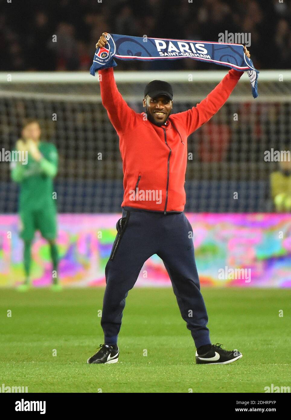 Ay Jay Okocha, war zwischen den Jahren 1998 in PSG gespielt worden - 2002 Gesten, nachdem er den Startkick beim französischen Fußballspiel L1 zwischen Paris Saint-Germain und Monaco am 20. März 2016 im Parc des Princes Stadion in Paris gemacht hatte. Foto von Christian Liewig/ABACAPRESS.COM Stockfoto