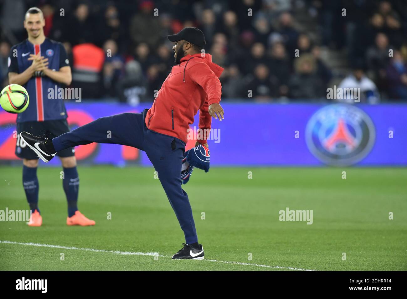 Jay Jay Okocha, war zwischen den Jahren 1998 in PSG gespielt worden - 2002 Gesten, nachdem er den Startkick während des französischen Fußballspiels L1 zwischen Paris Saint-Germain und Monaco im Parc des Princes Stadion in Paris am 20. März 2016 gemacht hatte. Foto von Laurent Zabulon/ABACAPRESS.COM Stockfoto