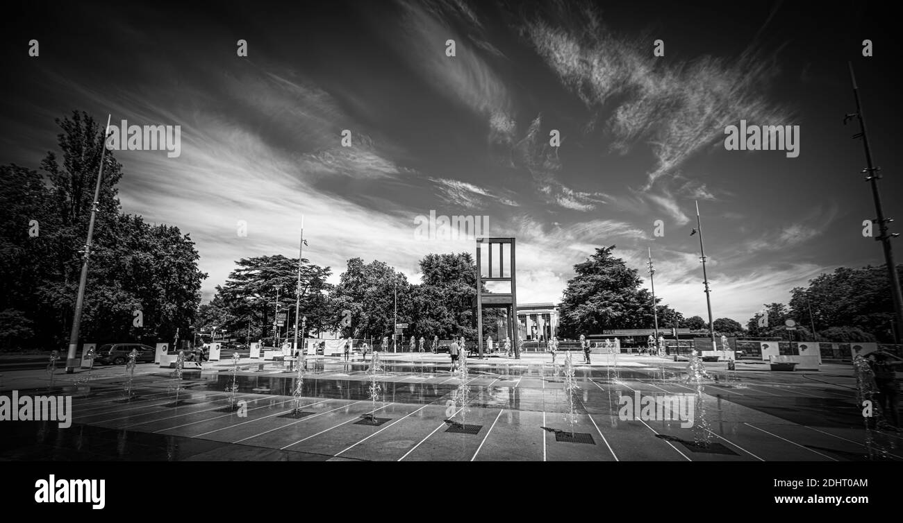 Denkmal für den gebrochenen Stuhl bei den Vereinten Nationen in Genf - GENF, SCHWEIZ - 9. JULI 2020 Stockfoto