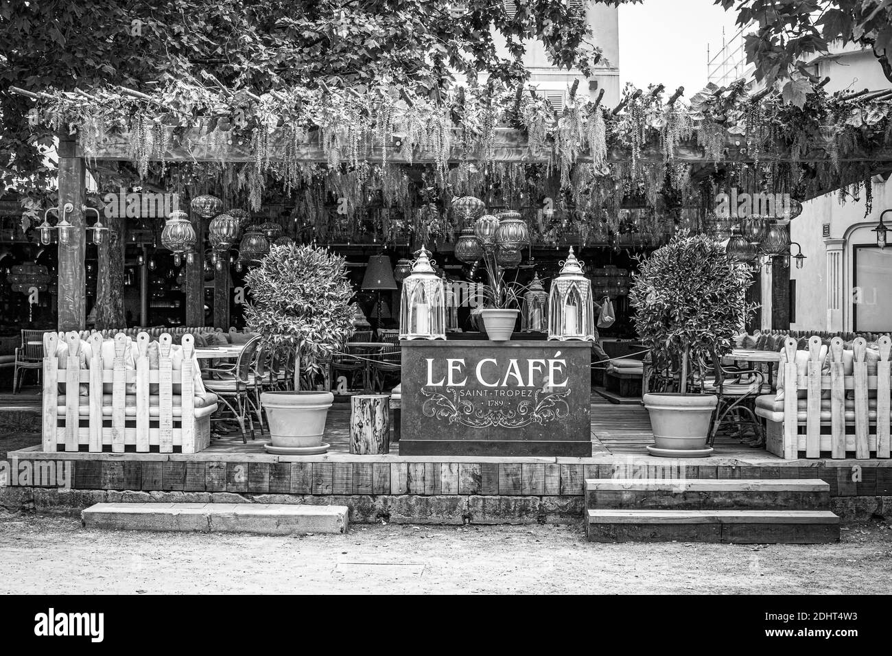 Wunderschönes Cafe in Saint Tropez - ST TROPEZ. FRANKREICH - 13. JULI 2020 Stockfoto