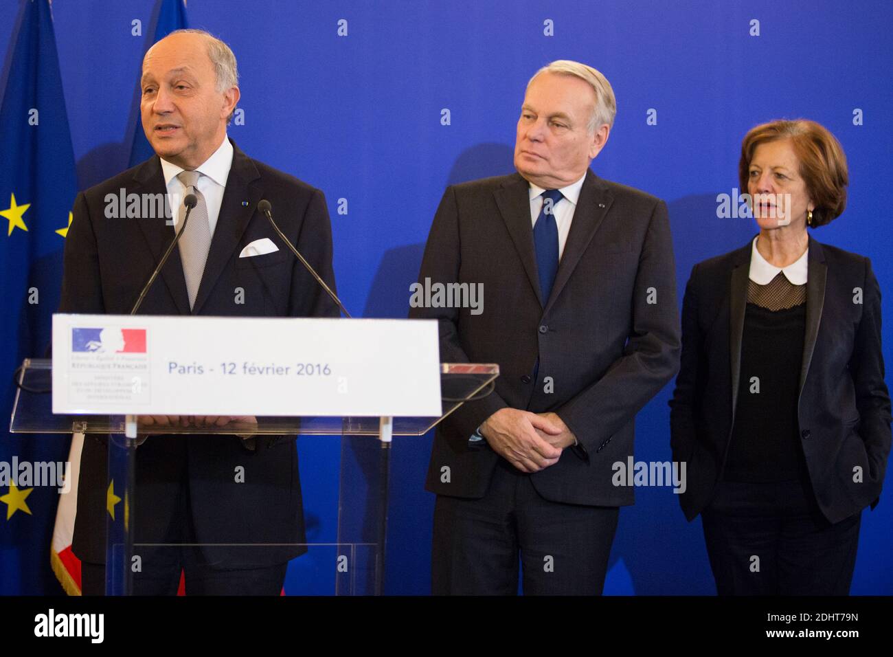 LAURENT FABIUS, ANCIEN MINISTRE DES AFFAIRES ETRANGERES, JEAN MARC AYRAULT, NOUVEAU MINISTRE DES AFFAIRES ETRANGERES, BRIGITTE AYRAULT - PASSATION DE POUVOIR AU QUAI D'ORSAY, MINISTERE DES AFFAIRES ETRANGERES FOTO VON NASSER BERZANE/ABACAPRESS.COM Stockfoto