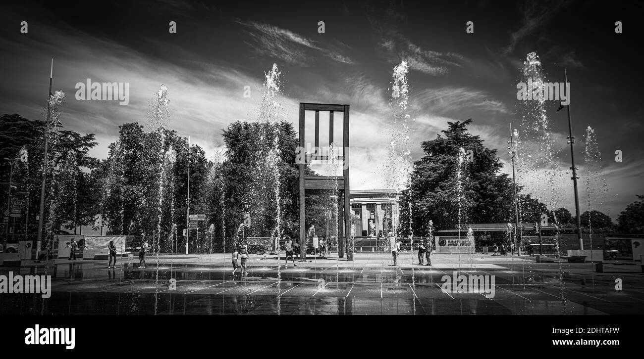 Denkmal für den gebrochenen Stuhl bei den Vereinten Nationen in Genf - GENF, SCHWEIZ - 9. JULI 2020 Stockfoto