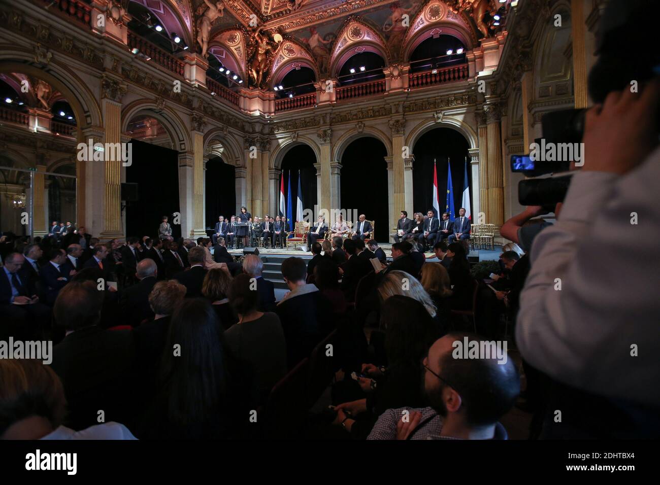 LE ROI WILLEM-ALEXANDER ET LA REINE MAXIMA DES PAYS-BAS ARRIVENT A L'HOTEL DE VILLE DE PARIS RECU PAR LA MAIR ANNE HIDALGO ET HARLEM DESIR SECRETAIRE D'EAT AUX AFFAIRES EUROPEENNES. Foto von Nasser Berzane/ABACAPRESS.COM Stockfoto