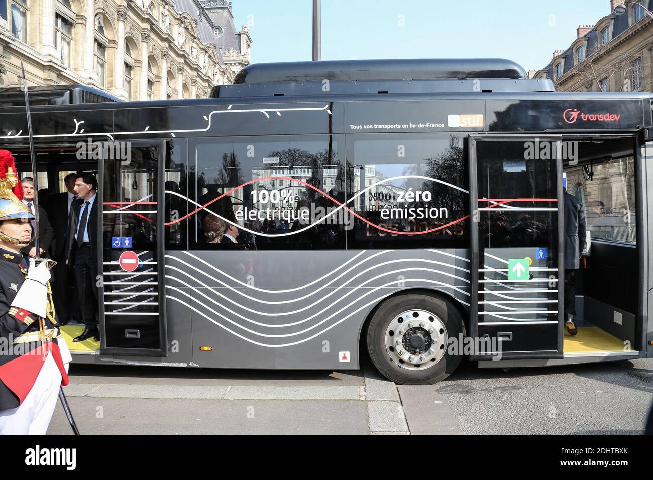 LE ROI WILLEM-ALEXANDER ET LA REINE MAXIMA DES PAYS-BAS QUITTENT L'HOTEL DE VILLE DE PARIS EN BUS ELECTRIQUE DE TRANSPORT PUBLIC EB.S. Foto von Nasser Berzane/ABACAPRESS.COM Stockfoto