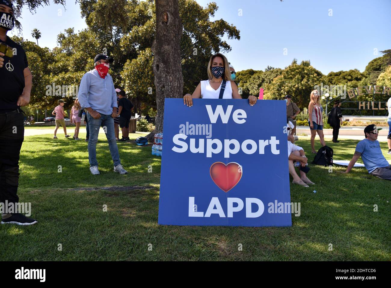 Beverly Hills, CA/USA - 1. Aug 2020: Frau mit einem Wir unterstützen LAPD-Zeichen bei einer Freiheitskundgebung Stockfoto