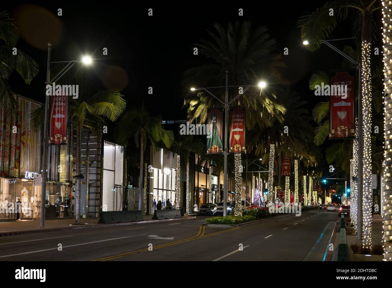 Beverly Hills, CA USA - 7. Dezember 2020: Der Rodeo Drive ist während der Christmas-Einkaufssaison wegen der neuen Covid-19-Quarantäne dekoriert und verlassen Stockfoto