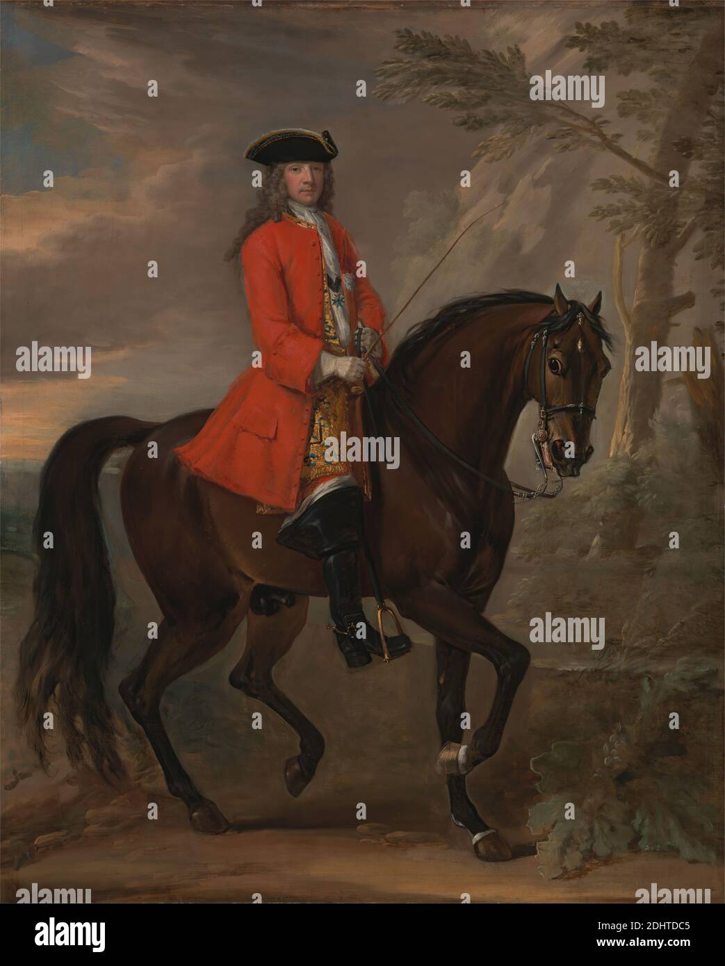 Portrait of a man on Horseback, John Wootton, 1682–1764, britisch, ca. 1740, Öl auf Leinwand, Stütze (PTG): 50 1/4 × 40 1/8 Zoll (127.6 × 101.9 cm), Hose (Hose), Brokat, Wolken, Cravat, Locken, Reiten, Pferd (Tier), Mann, Porträt, redingote (Mantel), Zügel, Reitstiefel, Rüschen, Sporen, Kelle, Steigbügel, Baum, Tricorne, Weste, Wasser Stockfoto