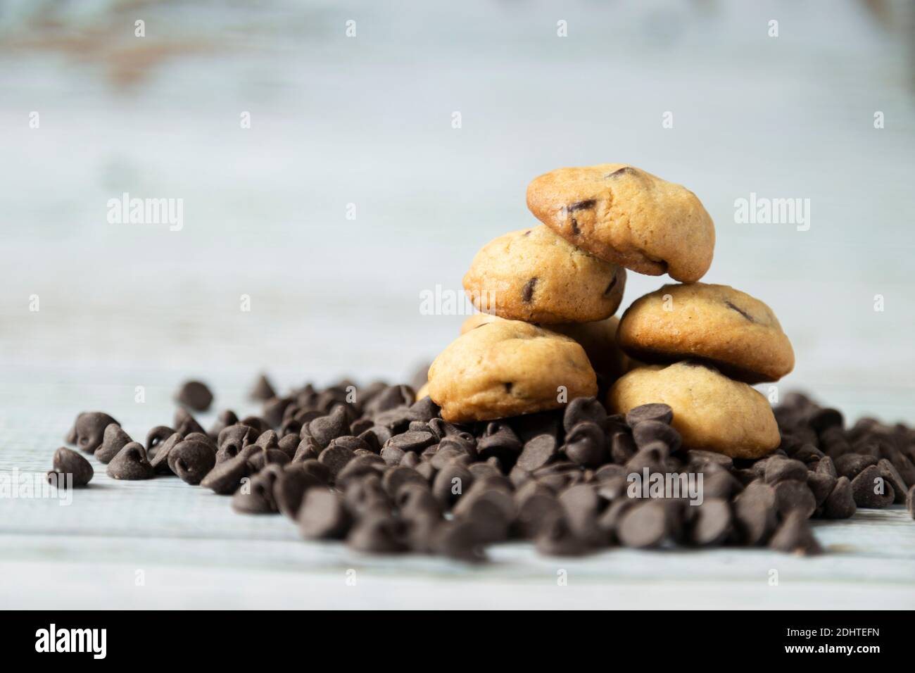 Mini Chocolate Chip Cookies auf Schokolade Chips auf einem weißen Holzhintergrund - Gourmet-Snacks - feines Gebäck Stockfoto