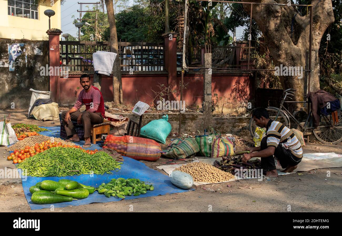 Verkauf von Obst und Gemüse auf der Straße in der Nähe von Jorhat, Assam, indien. Stockfoto