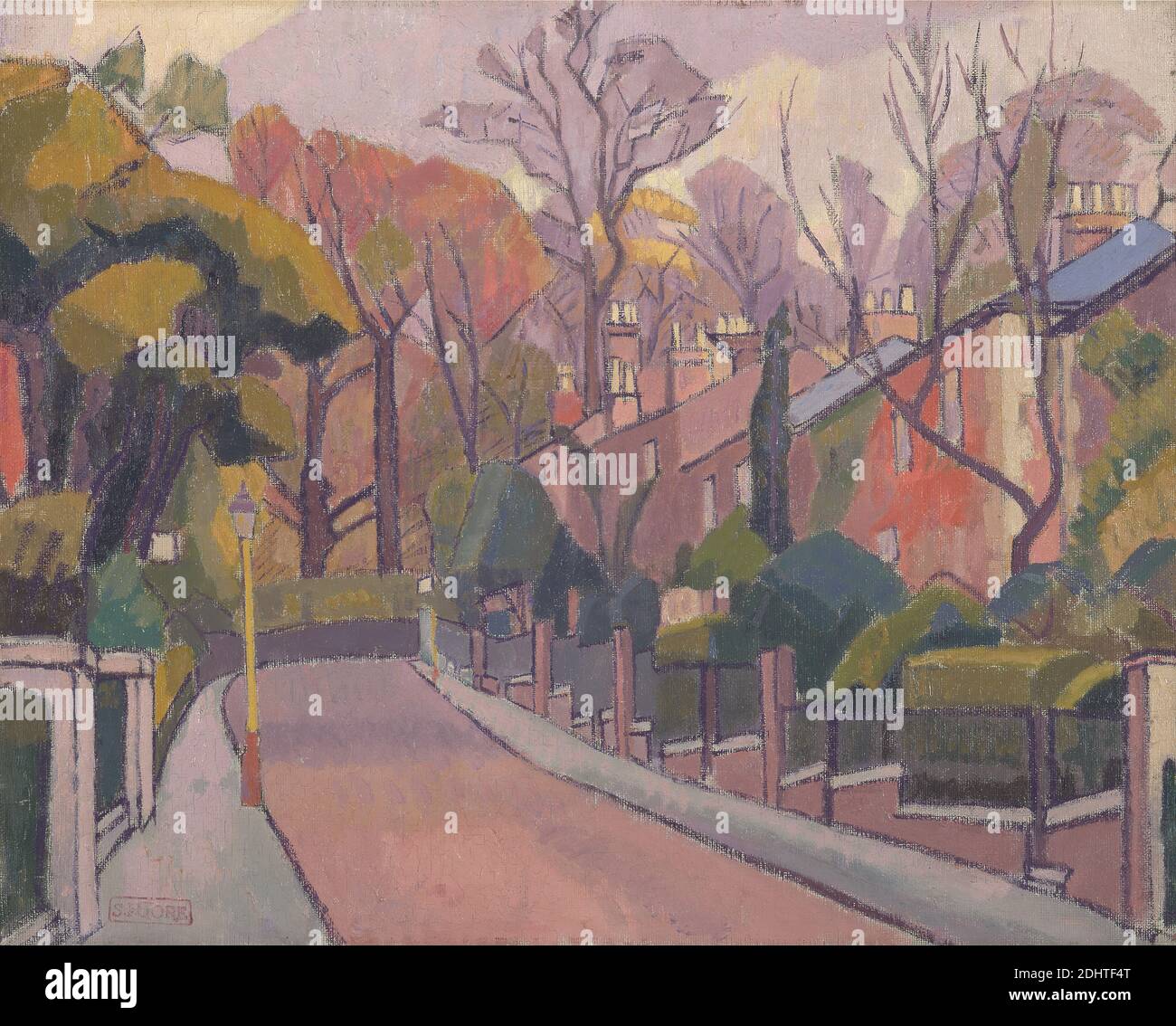 Cambrian Road, Richmond, Spencer Frederick Gore, 1878–1914, britisch, 1913 bis 1914, Öl auf Leinwand, Stütze (PTG): 16 x 20 Zoll (40.6 x 50.8 cm), Herbst, Büsche, Stadt, Stadtbild, Wohnungen, Tor, Häuser, Laternenpfahl, Straße, Bürgersteig, Himmel, Straße, Straßenbeleuchtung, Bäume, Wand, Fenster, England, Europa, Greater London, Richmond, Vereinigtes Königreich Stockfoto