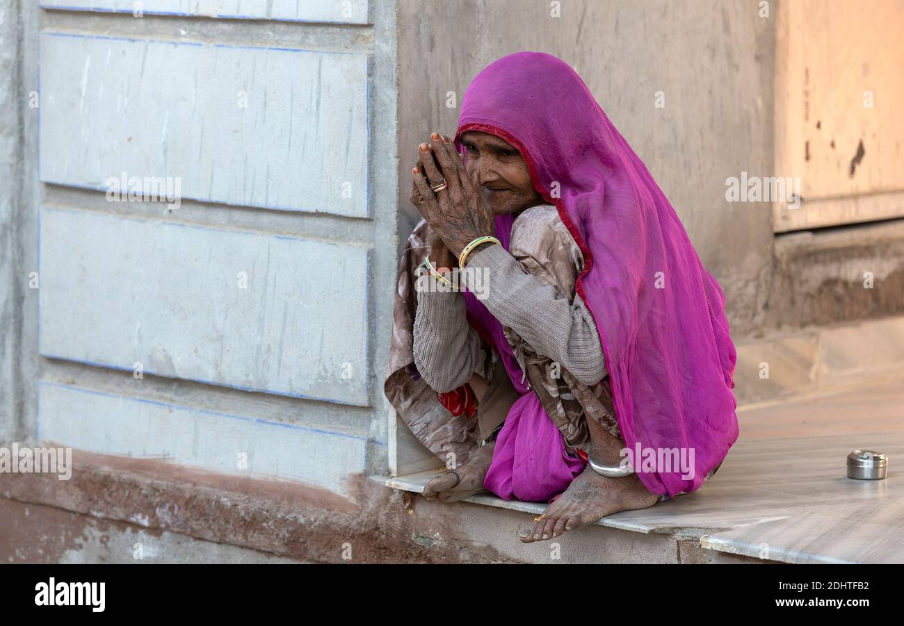 Alte Dame aus Chanoud, Rajasthan, Indien. Stockfoto