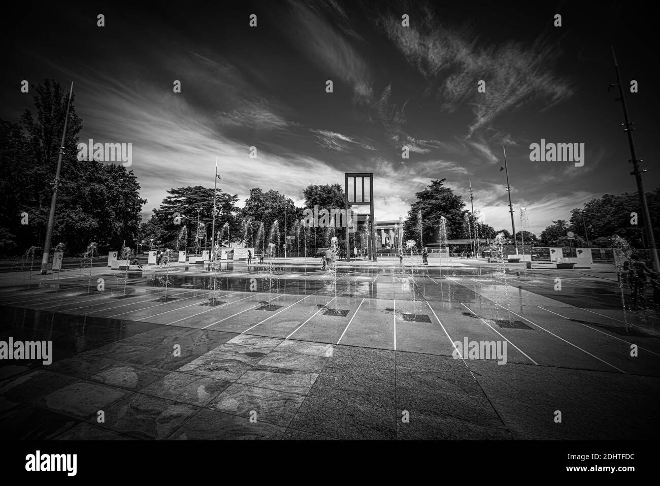 Denkmal für den gebrochenen Stuhl bei den Vereinten Nationen in Genf - GENF, SCHWEIZ - 9. JULI 2020 Stockfoto