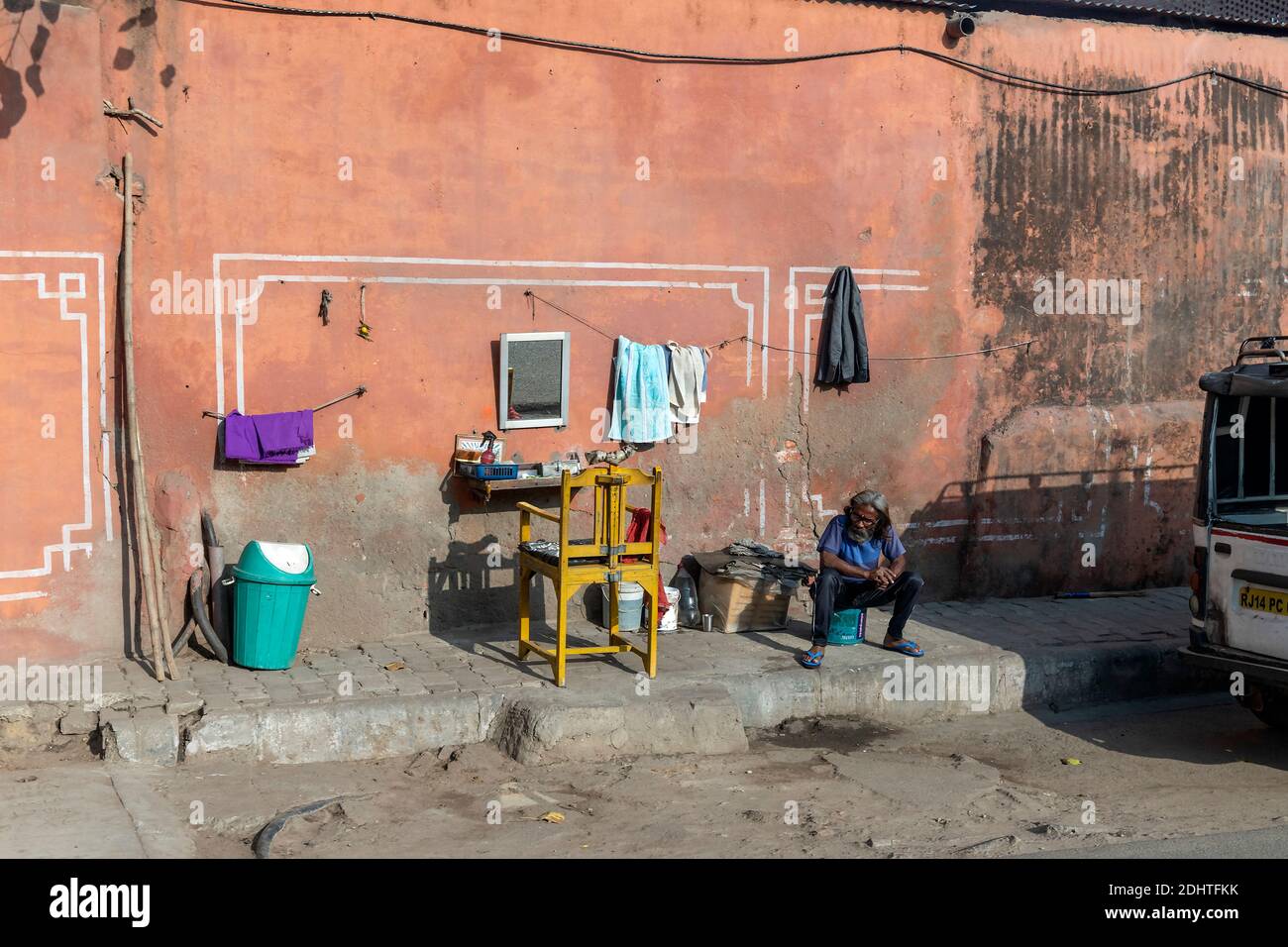 Street Barber in rajasthan, Indien. Stockfoto