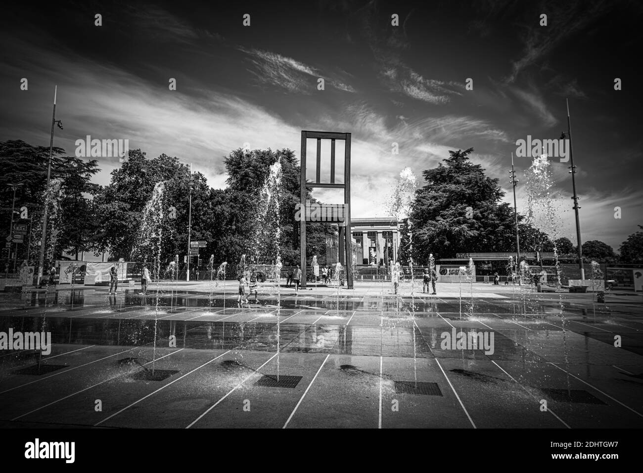 Denkmal für den gebrochenen Stuhl bei den Vereinten Nationen in Genf - GENF, SCHWEIZ - 9. JULI 2020 Stockfoto