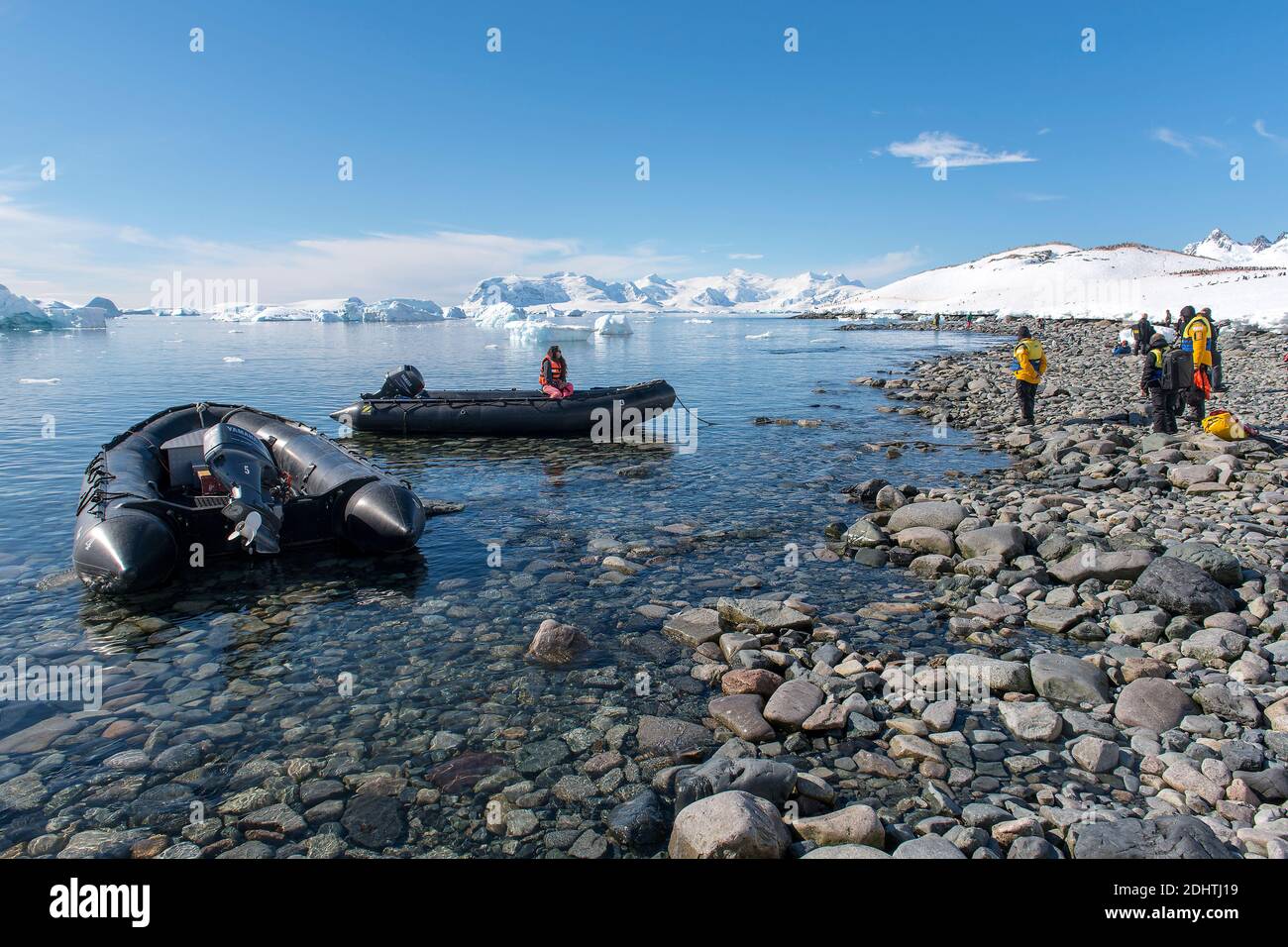 Ökotouristen landen auf der Insel Cuverville im Errera-Kanal, auf der westlichen Seite der Antarktischen Halbinsel Stockfoto