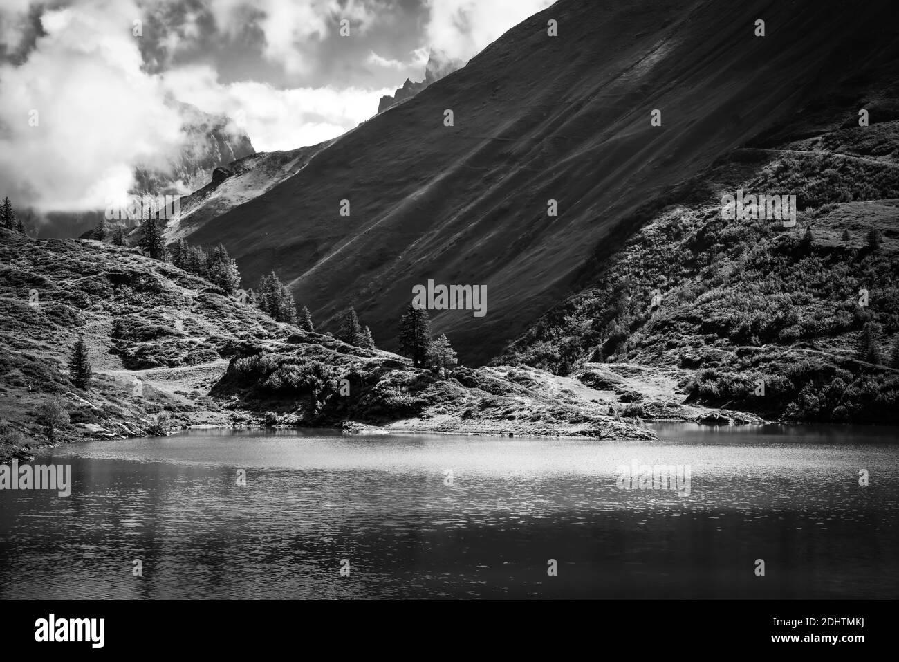 Erstaunliche Schweiz - Bergsee Truebsee in schwarz und weiß Stockfoto