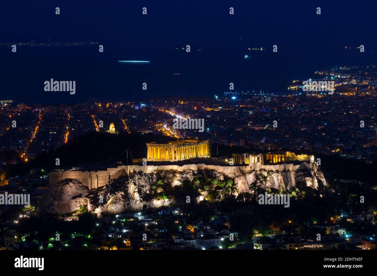 Die antike Akropolis und Parthenon während der Blauen Stunde vom Lycabettus-Hügel im Zentrum Athens Griechenland - Foto: Geopix Stockfoto