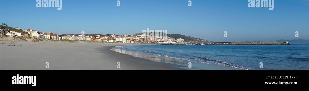 Ein Panorama-Bannerblick auf den Strand und die galizische Stadt Von Laxe in Nordspinienf Stockfoto